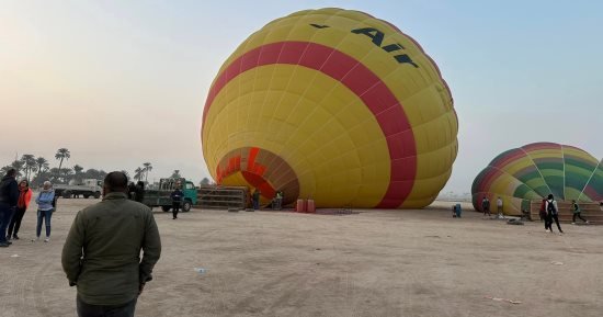 إلغاء تحليق رحلات البالون الطائر بالأقصر لشدة الرياح صباحاً