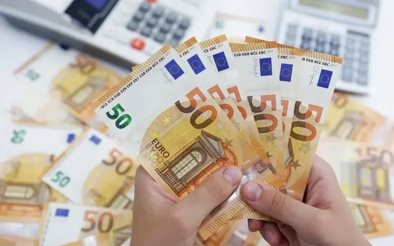 سعر اليورو أمام الجنيه اليوم الخميس 30 مايو في البنوك.. والعملات العربية